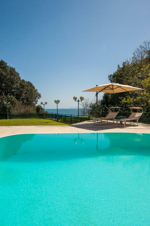 Holidays Naples Family - Pool In Front Of Capri Exterior foto