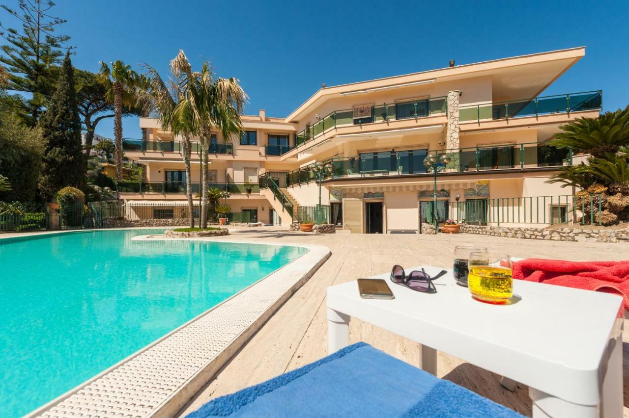 Holidays Naples Family - Pool In Front Of Capri Exterior foto